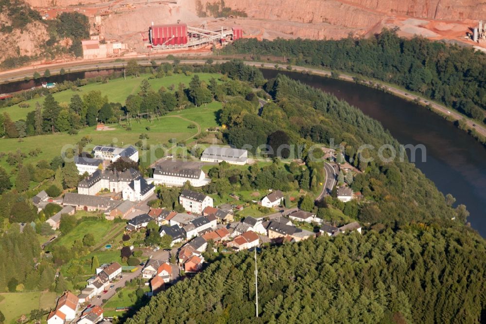 Aerial image Taben-Rodt - Village on the river bank areas of the river Saar in Taben-Rodt in the state Rhineland-Palatinate, Germany