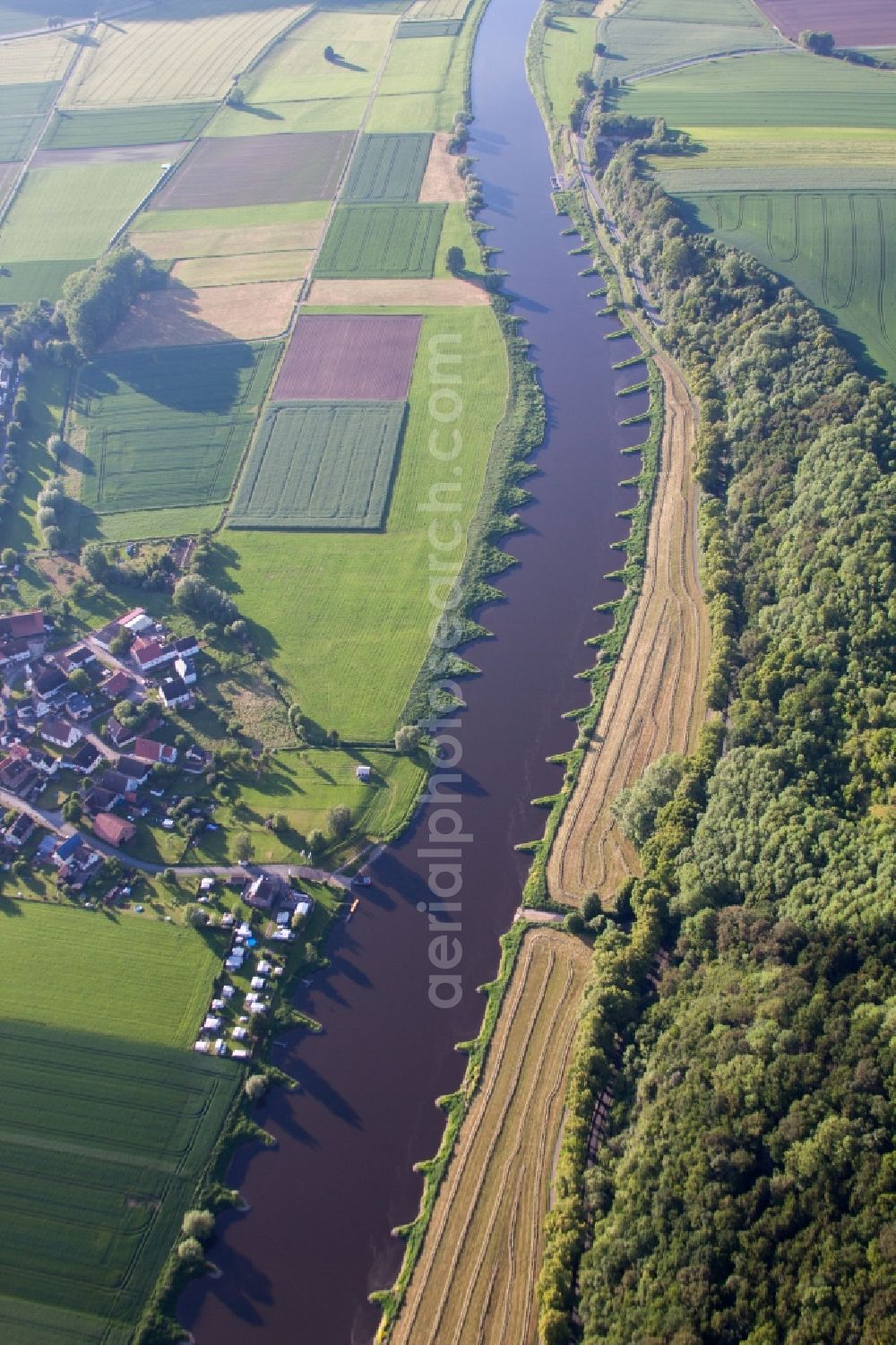 Aerial photograph Brevörde - Village on the river bank areas of the Weser river in Brevoerde in the state Lower Saxony, Germany