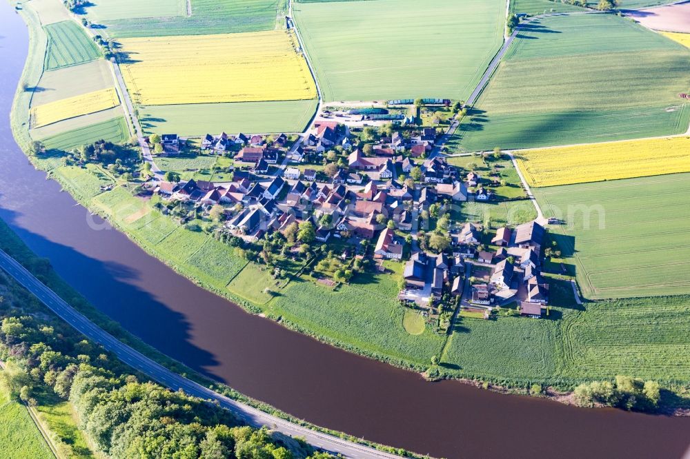 Aerial photograph Dölme - Village on the river bank areas of the Weser river in Doelme in the state Lower Saxony, Germany