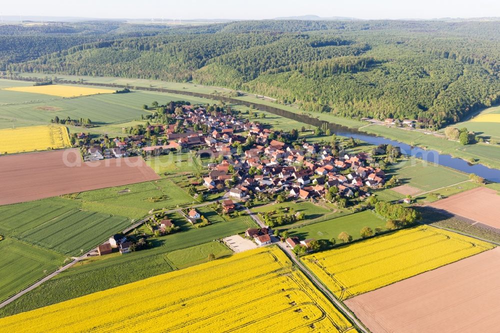 Aerial image Emmerthal - Village on the river bank areas of the Weser river in Emmerthal in the state Lower Saxony, Germany