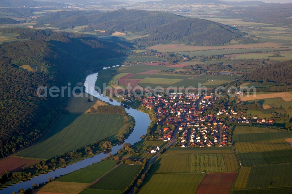 Heinsen from the bird's eye view: Village on the river bank areas of the Weser river in Heinsen in the state Lower Saxony, Germany