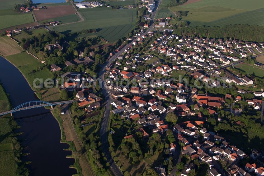 Hehlen from above - Village on the river bank areas Weser in the district Daspe in Hehlen in the state Lower Saxony