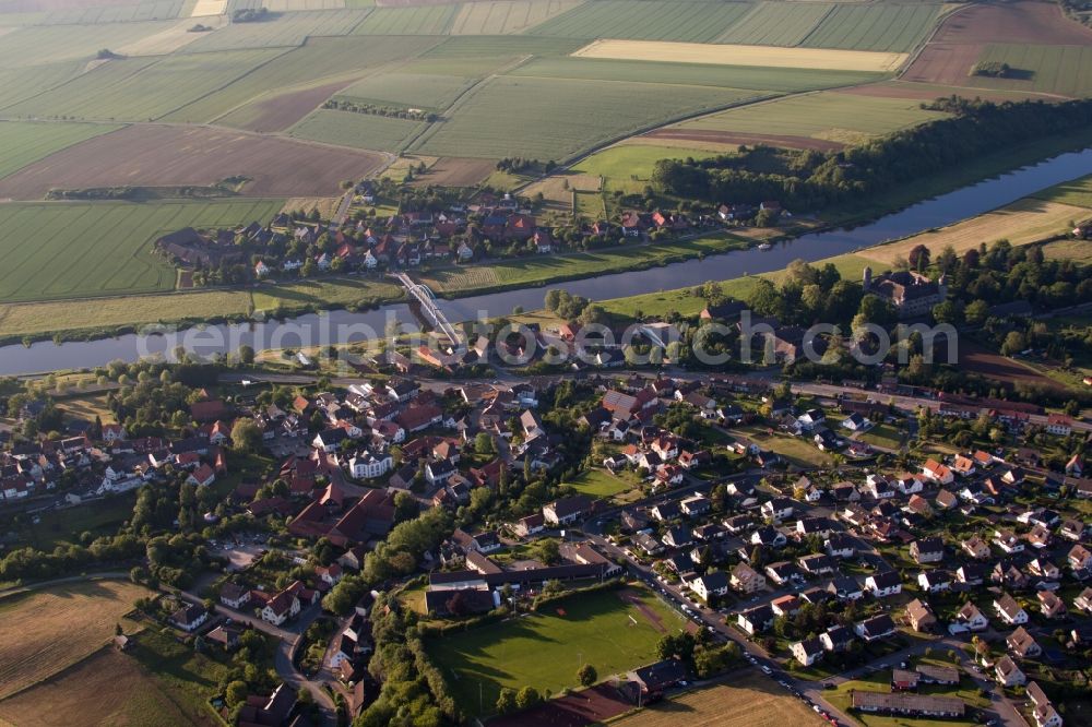 Aerial image Hehlen - Village on the river bank areas of the Weser river in the district Daspe in Hehlen in the state Lower Saxony, Germany