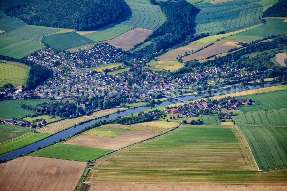 Hehlen from above - Village on the river bank areas of the Weser river in the district Daspe in Hehlen in the state Lower Saxony, Germany