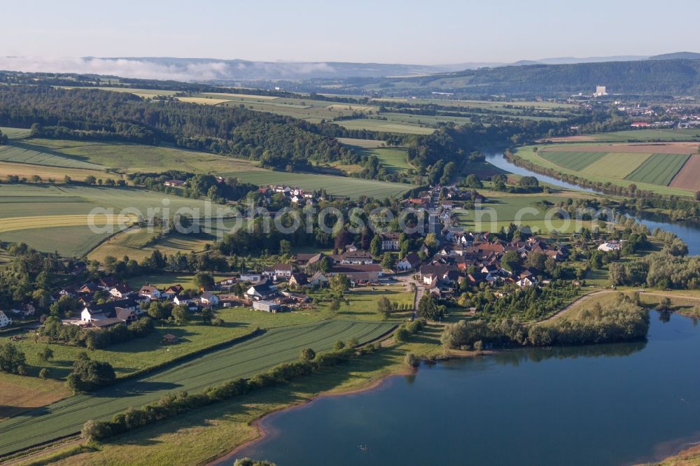 Lauenförde from the bird's eye view: Village on the river bank areas of the Weser river in the district Meinbrexen in Lauenfoerde in the state Lower Saxony, Germany