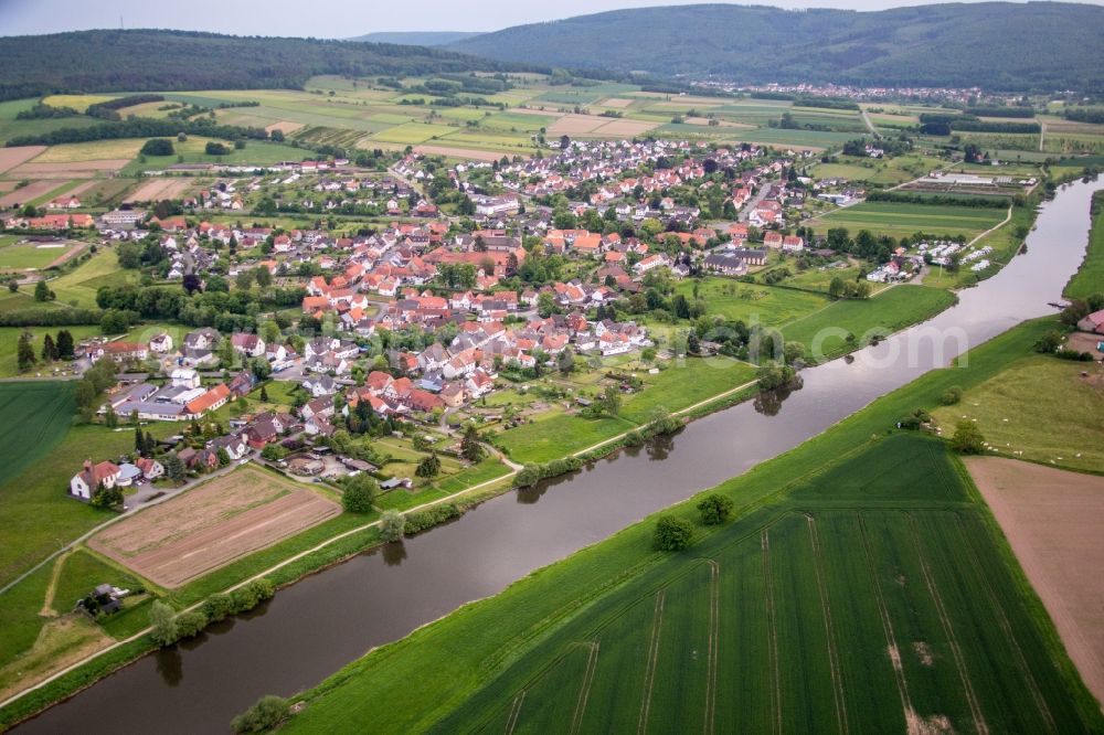 Aerial image Wahlsburg - Village on the river bank areas of the Weser river in Wahlsburg in the state Hesse, Germany