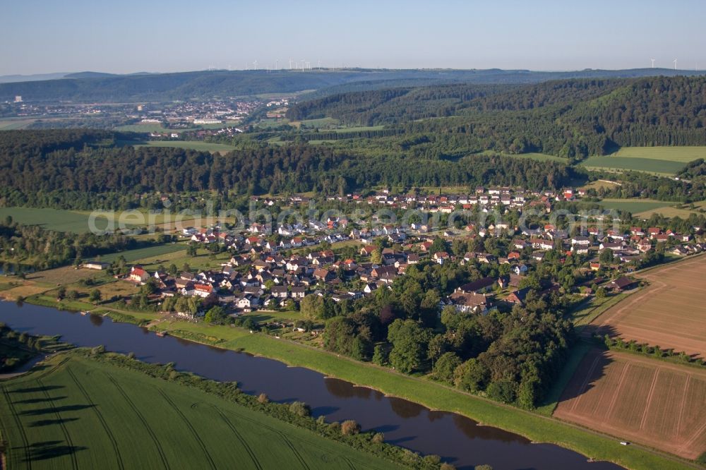 Wehrden from the bird's eye view: Village on the river bank areas of the Weser river in Wehrden in the state North Rhine-Westphalia, Germany