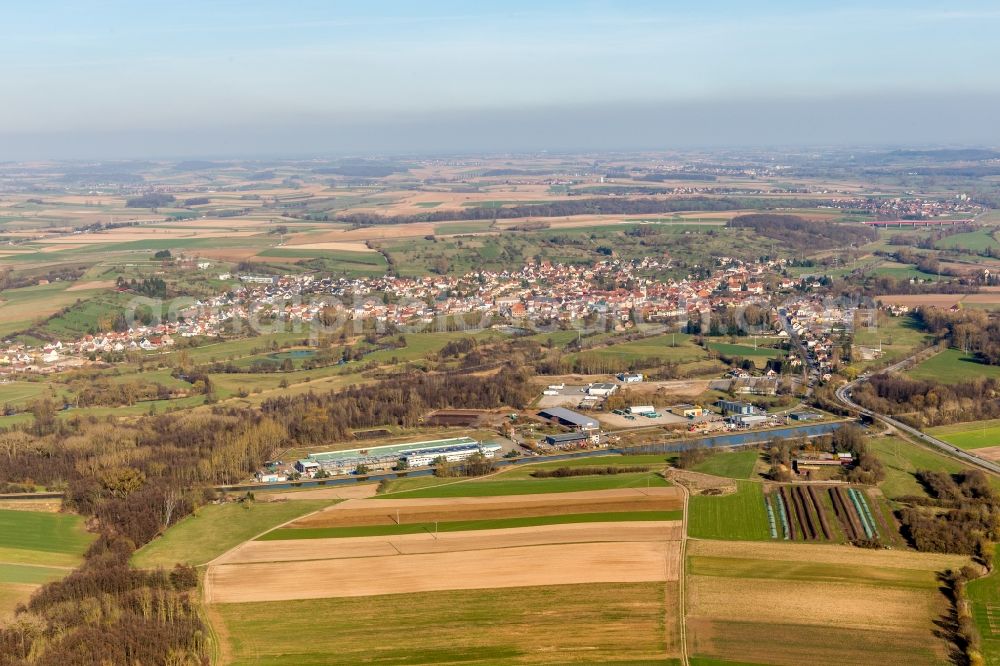 Aerial image Steinbourg - Village on the river bank areas of river Zorn in Steinbourg in Grand Est, France