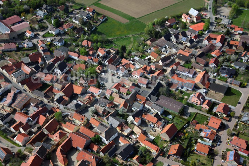 Gau-Heppenheim from the bird's eye view: Blick auf den Dorfkern von Gau-Heppenheim, einer Ortsgemeinde Enkirch im Landkreis Alzey-Worms in Rheinland-Pfalz. Sie gehört der Verbandsgemeinde Alzey-Land an. The village of Gau-Heppenheim, a municipality in the county Alzey-Worms, in Rhineland-Palatinate. It belongs to the municipality of Alzey country.