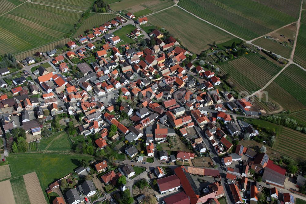 Aerial image Gau-Heppenheim - Blick auf den Dorfkern von Gau-Heppenheim, einer Ortsgemeinde Enkirch im Landkreis Alzey-Worms in Rheinland-Pfalz. Sie gehört der Verbandsgemeinde Alzey-Land an. The village of Gau-Heppenheim, a municipality in the county Alzey-Worms, in Rhineland-Palatinate. It belongs to the municipality of Alzey country.