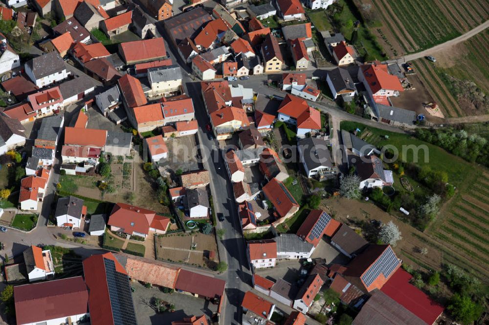 Aerial photograph Gau-Heppenheim - Blick auf den Dorfkern von Gau-Heppenheim, einer Ortsgemeinde Enkirch im Landkreis Alzey-Worms in Rheinland-Pfalz. Sie gehört der Verbandsgemeinde Alzey-Land an. The village of Gau-Heppenheim, a municipality in the county Alzey-Worms, in Rhineland-Palatinate. It belongs to the municipality of Alzey country.