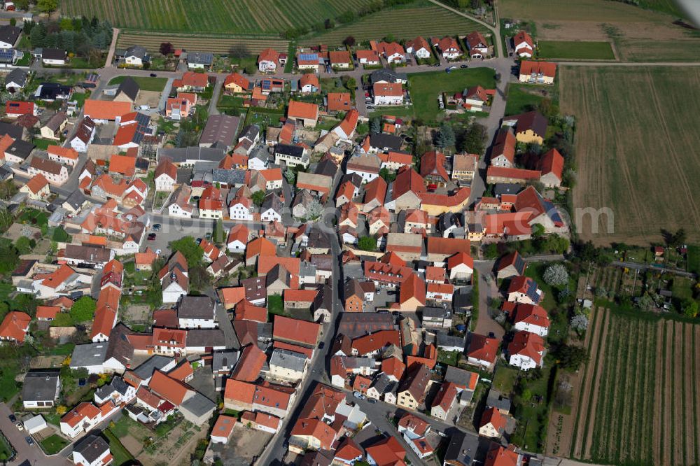 Gau-Heppenheim from above - Blick auf den Dorfkern von Gau-Heppenheim, einer Ortsgemeinde Enkirch im Landkreis Alzey-Worms in Rheinland-Pfalz. Sie gehört der Verbandsgemeinde Alzey-Land an. The village of Gau-Heppenheim, a municipality in the county Alzey-Worms, in Rhineland-Palatinate. It belongs to the municipality of Alzey country.