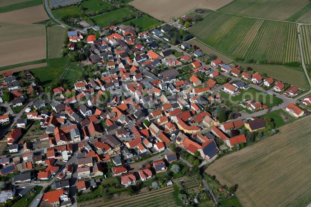 Gau-Heppenheim from the bird's eye view: Blick auf den Dorfkern von Gau-Heppenheim, einer Ortsgemeinde im Landkreis Alzey-Worms in Rheinland-Pfalz. Sie gehört der Verbandsgemeinde Alzey-Land an. The village of Gau-Heppenheim, a municipality in the county Alzey-Worms, in Rhineland-Palatinate. It belongs to the municipality of Alzey country.