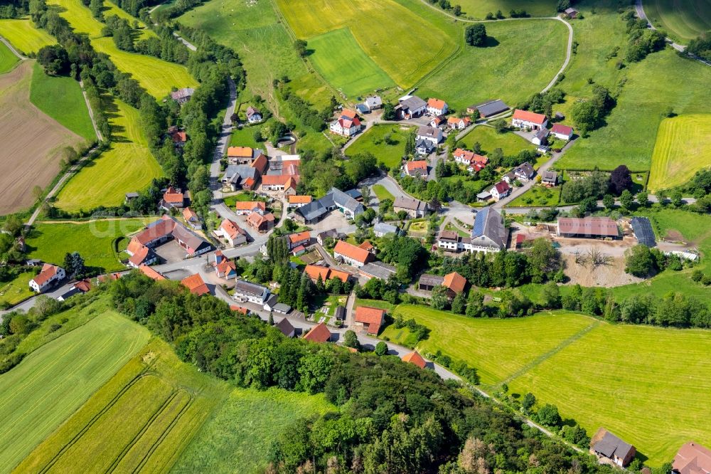 Aerial photograph Giebringhausen - Agricultural land and field borders surround the settlement area of the village in Giebringhausen in the state Hesse, Germany