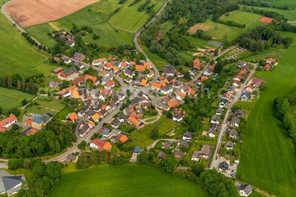 Aerial photograph Helmighausen - Agricultural land and field borders surround the settlement area of the village in Helmighausen in the state Hesse, Germany