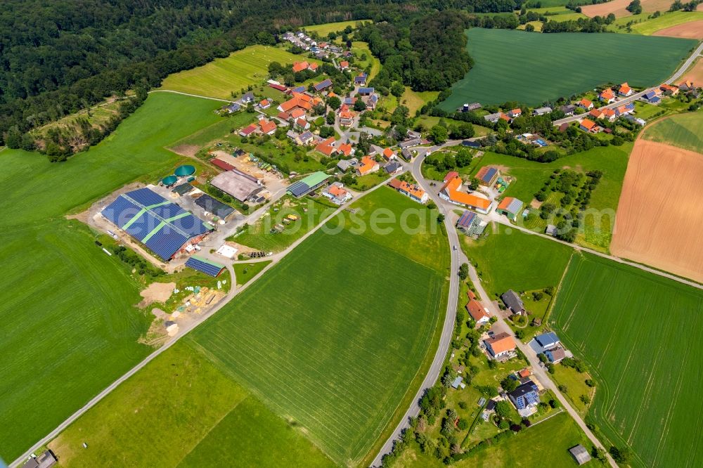 Aerial photograph Helmscheid - Agricultural land and field borders surround the settlement area of the village in Helmscheid in the state Hesse, Germany