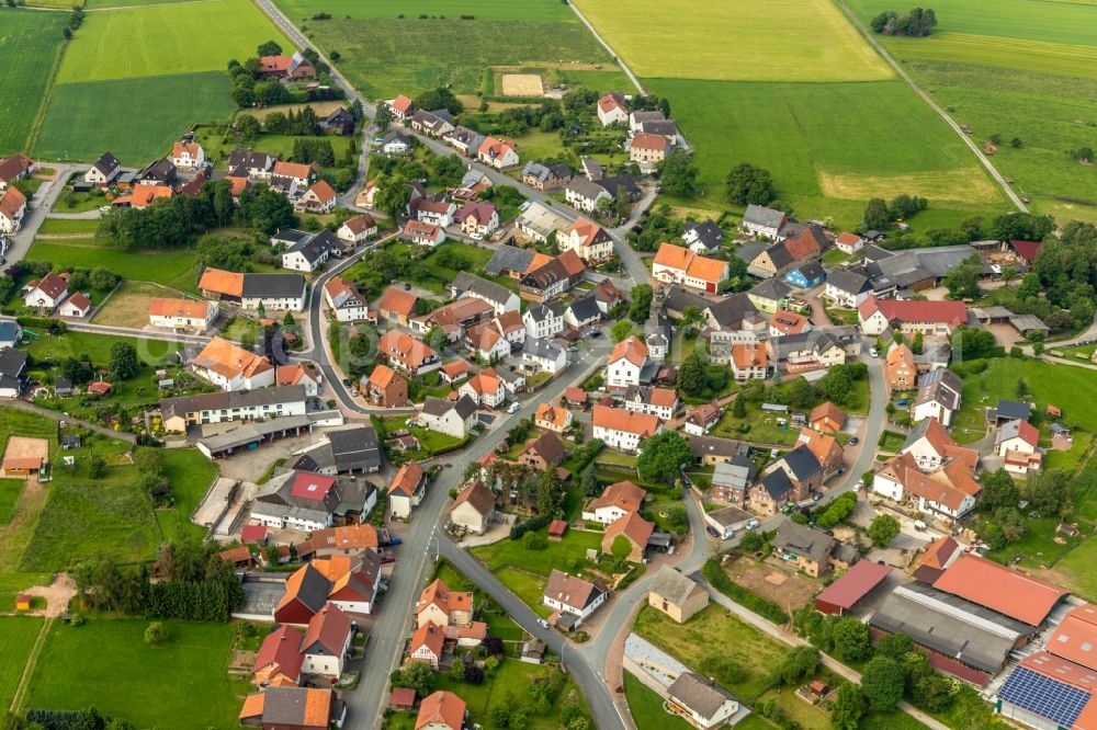 Aerial photograph Hesperinghausen - Agricultural land and field borders surround the settlement area of the village in Hesperinghausen in the state Hesse, Germany