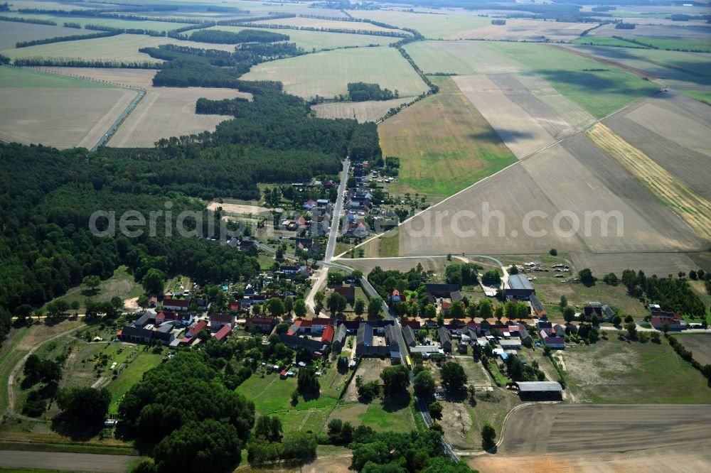 Aerial photograph Hohenwerbig - Agricultural land and field borders surround the settlement area of the village in Hohenwerbig in the state Brandenburg, Germany