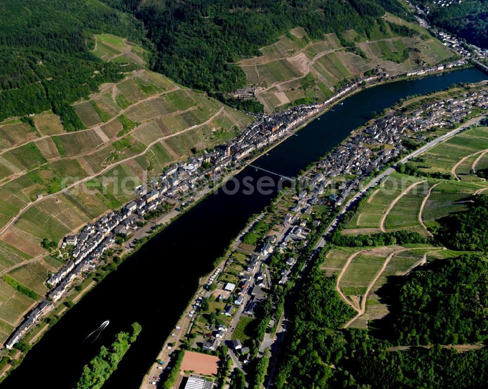 Zell (Mosel) from above - Village core of in Zell (Mosel) in the state Rhineland-Palatinate