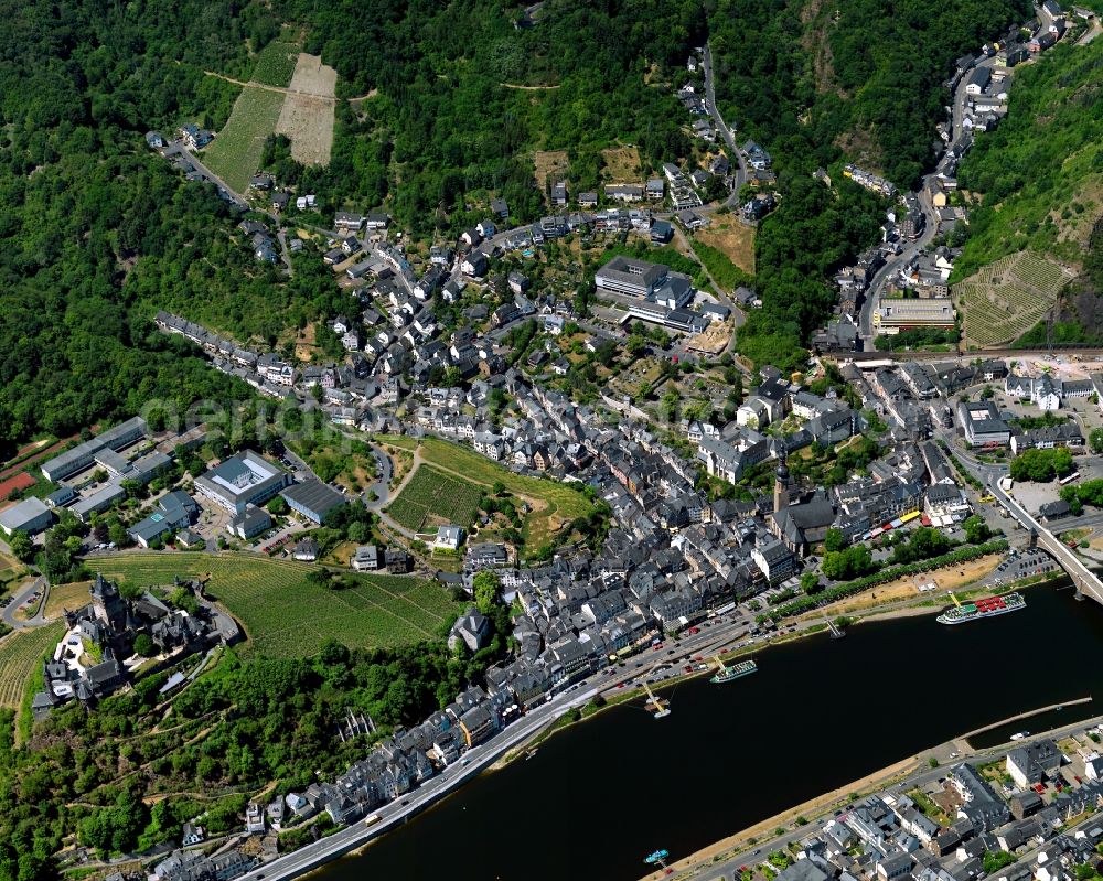 Zell (Mosel) from the bird's eye view: Village core of in Zell (Mosel) in the state Rhineland-Palatinate