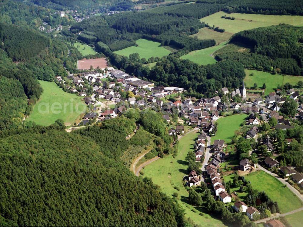 Aerial photograph Kirchveischede im Sauerland, Lennestadt - Village core in Kirchveischede im Sauerland, Lennestadt in the state North Rhine-Westphalia