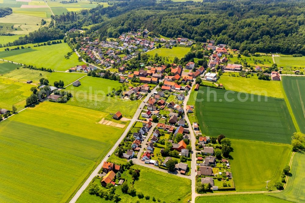 Aerial photograph Lengefeld - Agricultural land and field borders surround the settlement area of the village in Lengefeld in the state Hesse, Germany