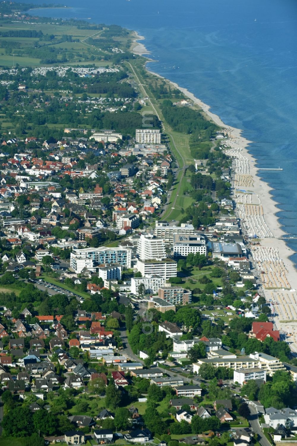 Aerial image Grömitz - Village on marine coastal area of Baltic Sea in Groemitz in the state Schleswig-Holstein, Germany