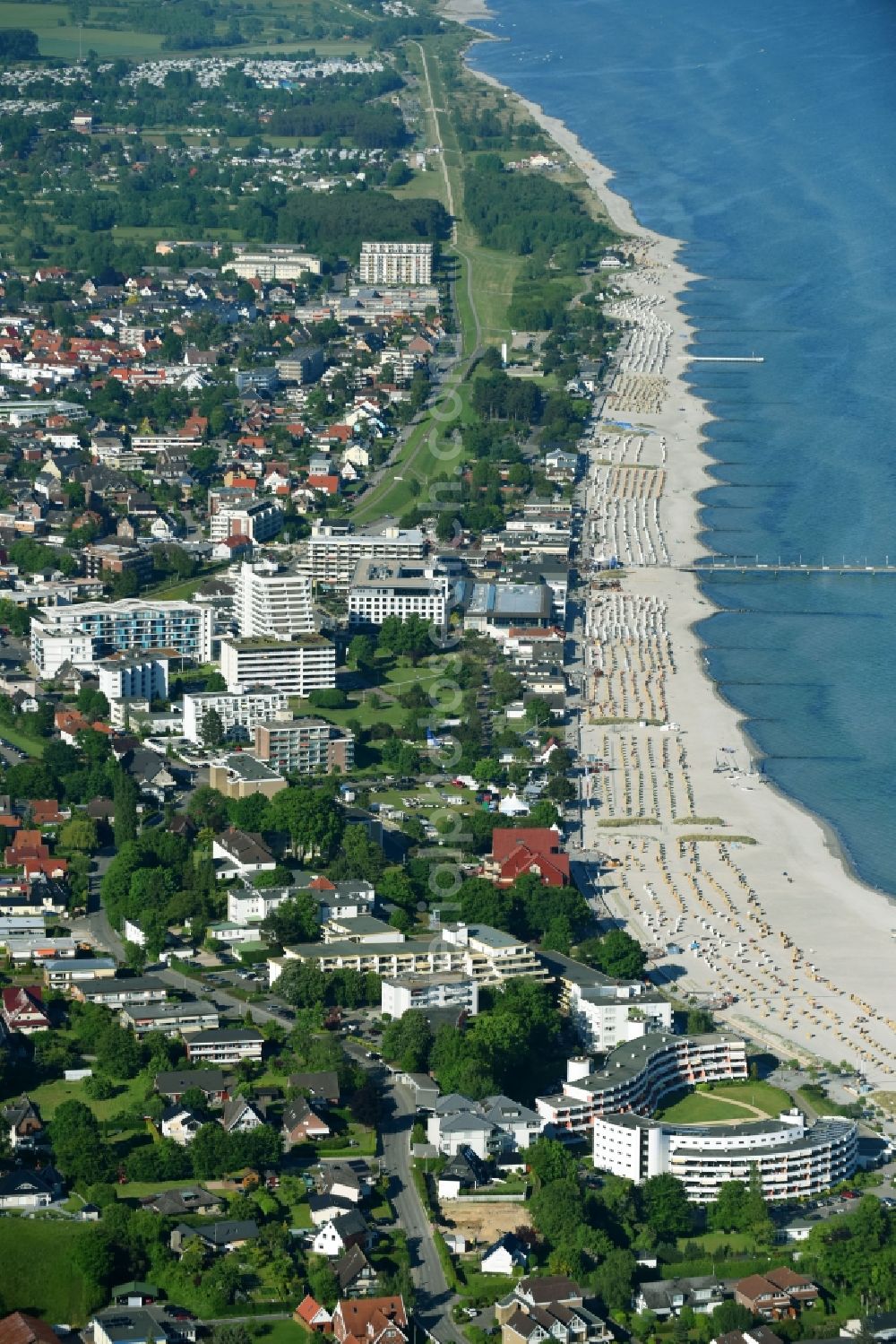 Aerial photograph Grömitz - Village on marine coastal area of Baltic Sea in Groemitz in the state Schleswig-Holstein, Germany