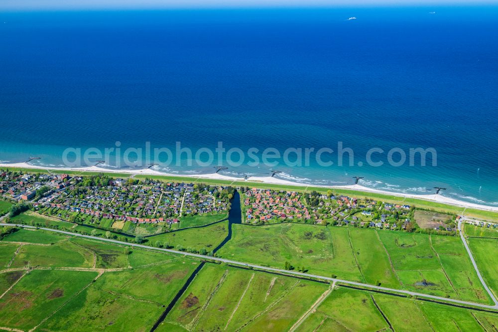 Schönberg from the bird's eye view: Village on marine coastal area of Baltic Sea in Schoenberger Strand in the state Schleswig-Holstein