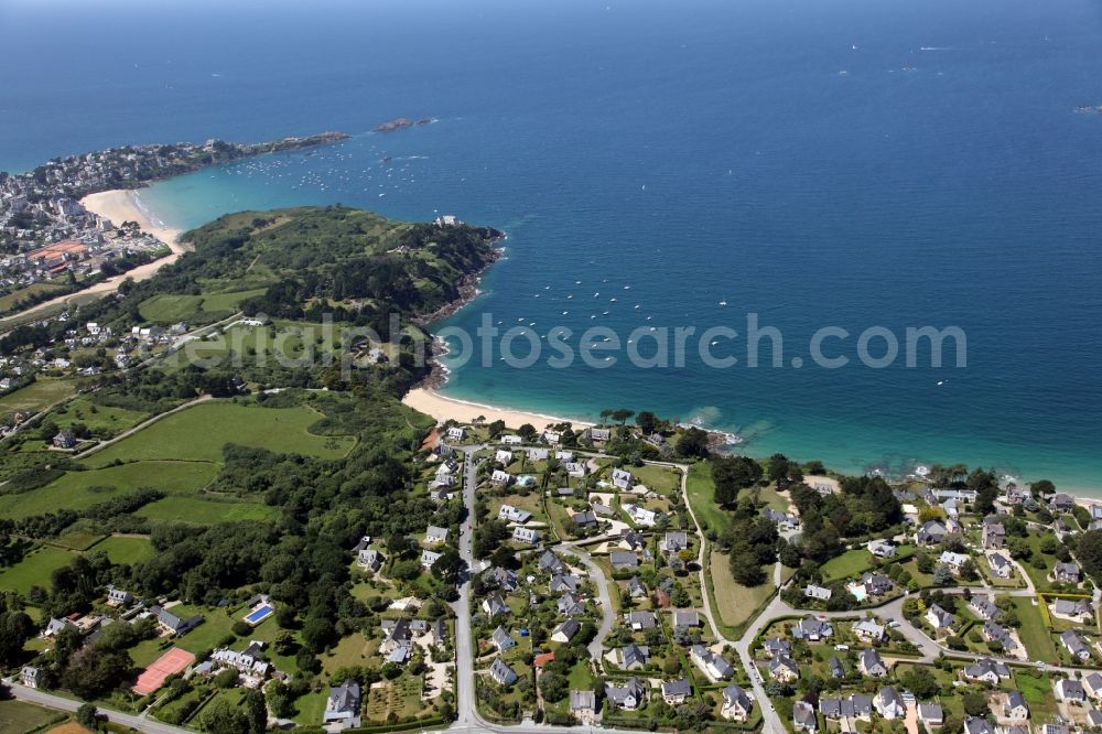 Aerial photograph Saint-Lunaire - Village on marine coastal area of Saint-Lunaire in Brittany, France