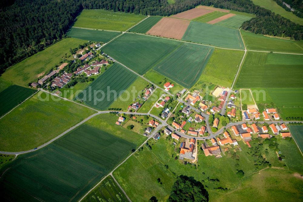 Aerial photograph Neu-Berich - Agricultural land and field borders surround the settlement area of the village in Neu-Berich in the state Hesse, Germany