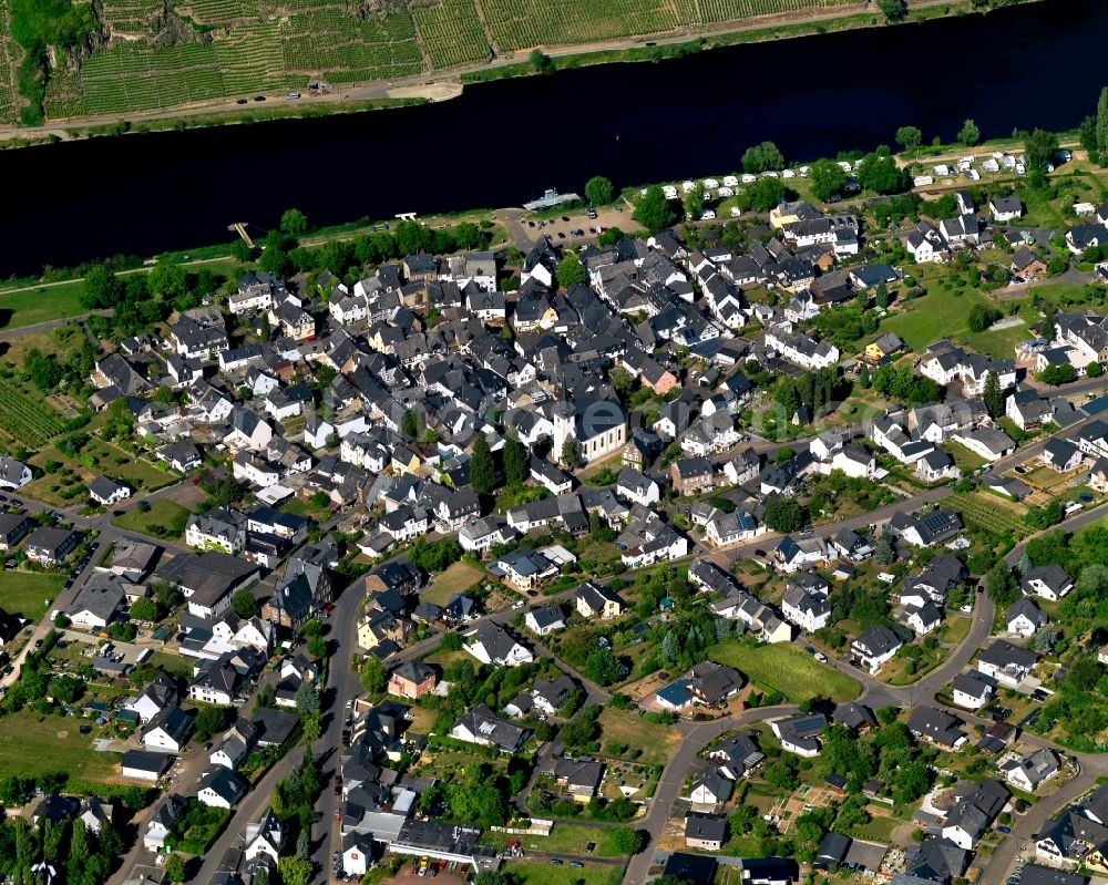 Aerial photograph Pünderich - Village core of in Puenderich in the state Rhineland-Palatinate