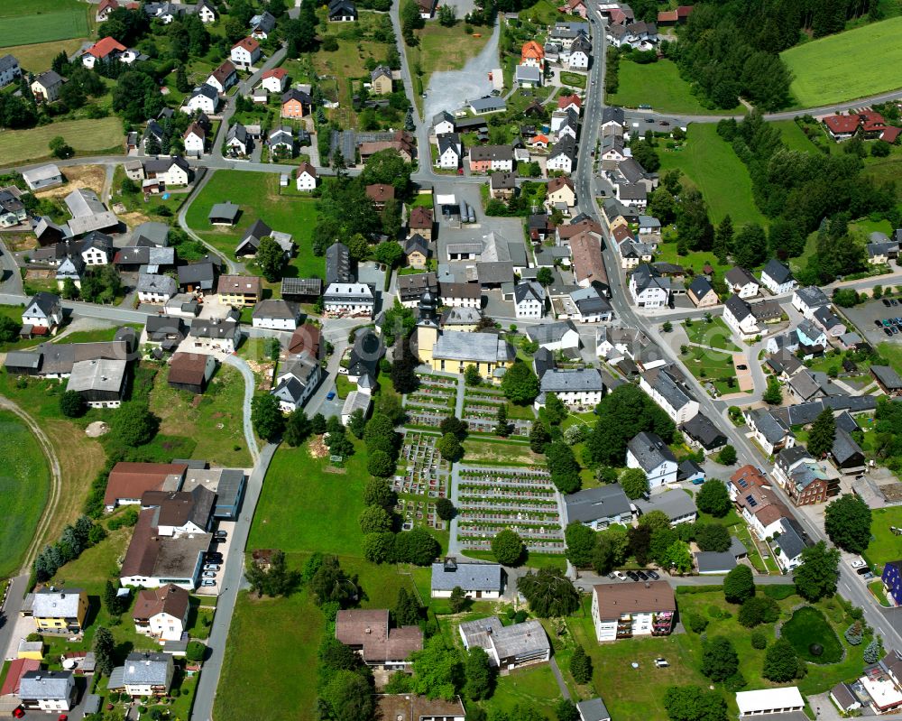 Aerial image Geroldsgrün - Agricultural land and field boundaries with the power plants surround the settlement area of the village in Geroldsgrün in the state Bavaria, Germany