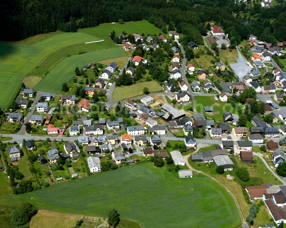 Aerial photograph Geroldsgrün - Agricultural land and field boundaries with the power plants surround the settlement area of the village in Geroldsgrün in the state Bavaria, Germany