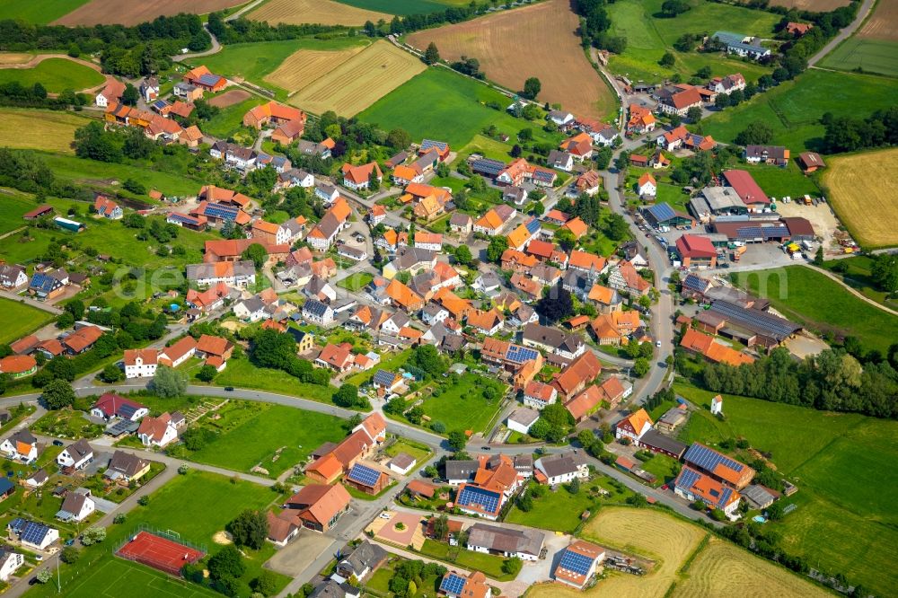 Aerial photograph Schmillinghausen - Agricultural land and field borders surround the settlement area of the village in Schmillinghausen in the state Hesse, Germany