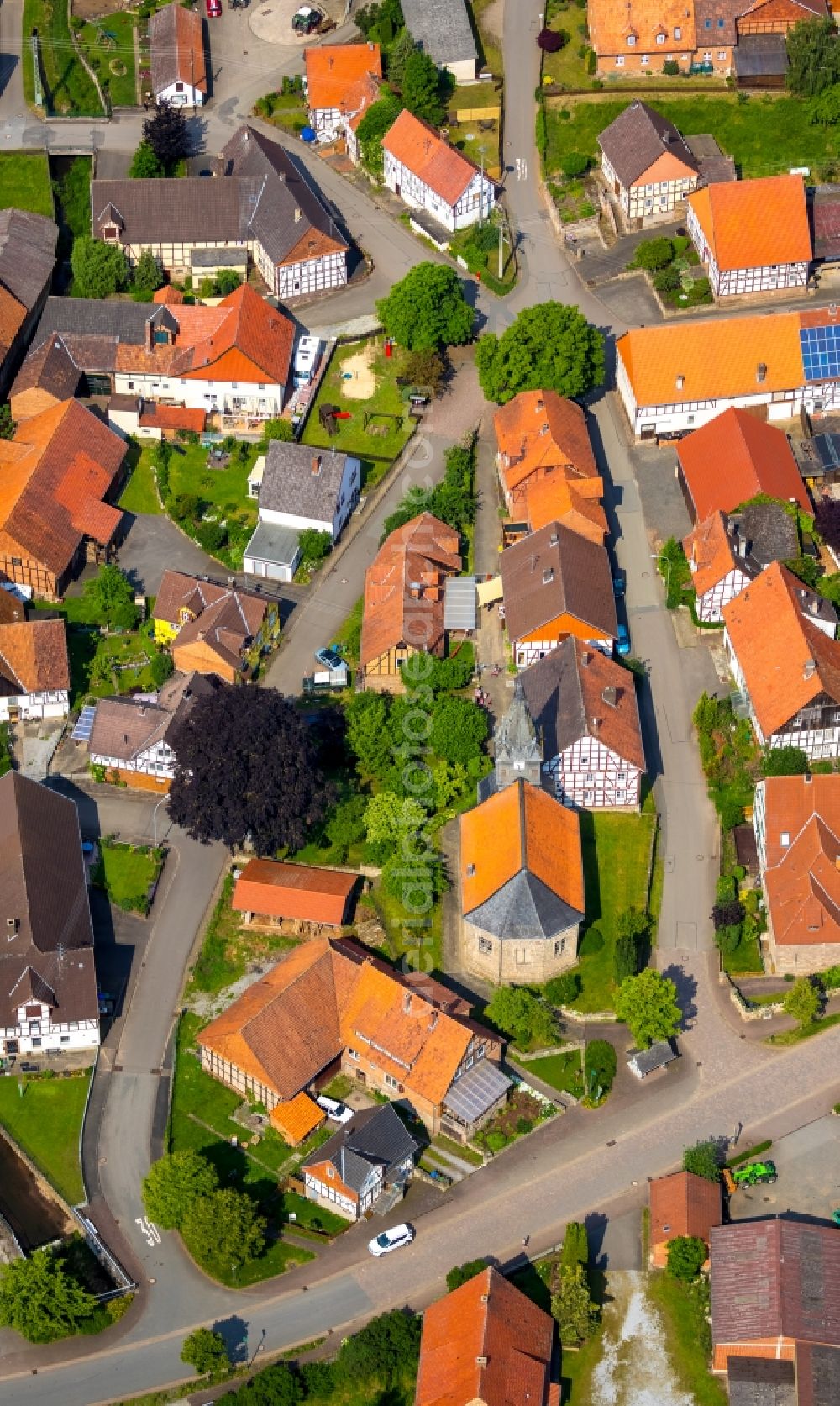 Aerial photograph Schmillinghausen - Agricultural land and field borders surround the settlement area of the village in Schmillinghausen in the state Hesse, Germany