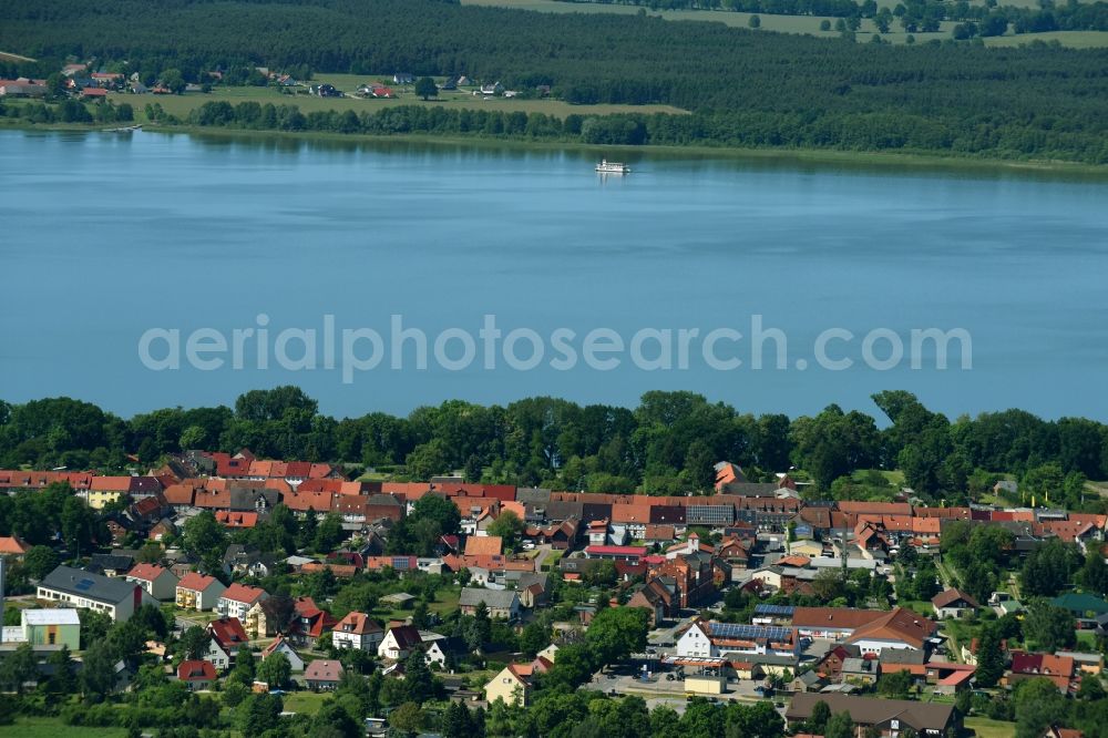 Arendsee (Altmark) from the bird's eye view: Village on the lake bank areas of Arendseees in Arendsee (Altmark) in the state Saxony-Anhalt, Germany