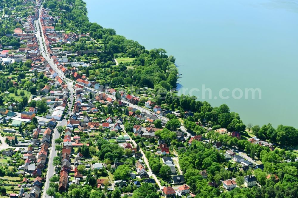 Arendsee (Altmark) from the bird's eye view: Village on the lake bank areas of Arendseees in Arendsee (Altmark) in the state Saxony-Anhalt, Germany