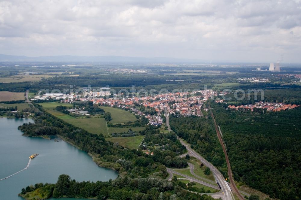 Aerial image Philippsburg - Village on the lake bank areas in the district Huttenheim in Philippsburg in the state Baden-Wuerttemberg