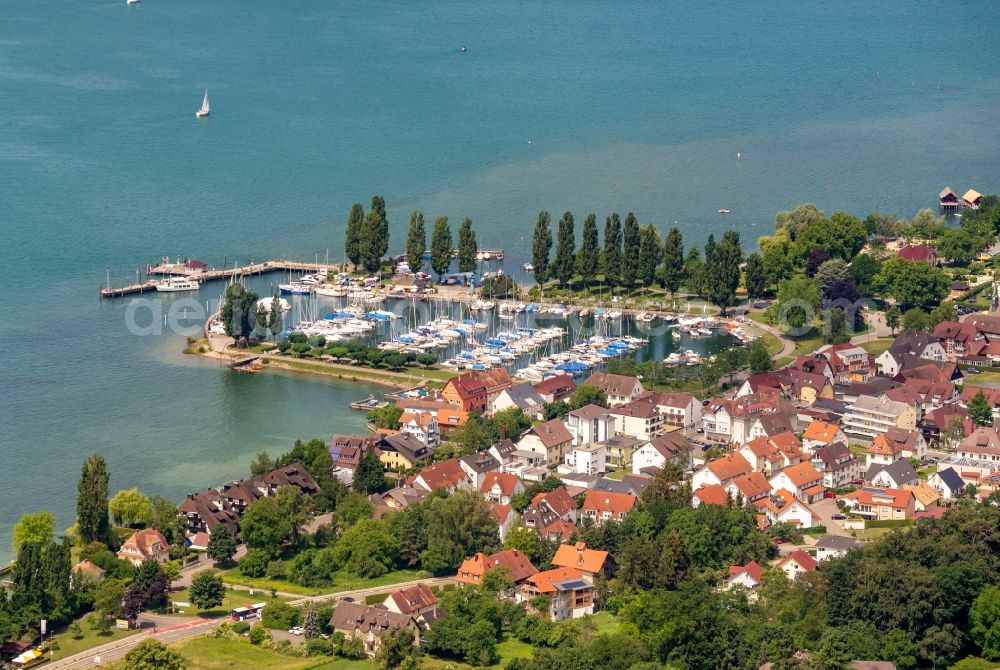 Aerial image Uhldingen-Mühlhofen - Village on the lake bank areas with Bootshafen in Uhldingen-Muehlhofen in the state Baden-Wuerttemberg, Germany