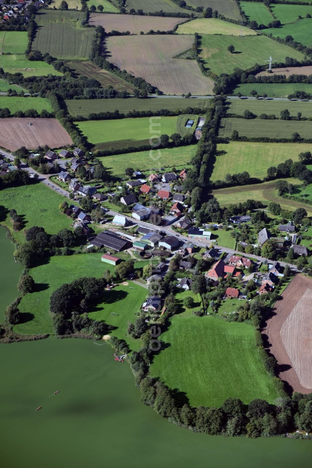 Borgdorf from the bird's eye view: Village on the lake bank areas of Borgdorfer Lake in Borgdorf in the state Schleswig-Holstein