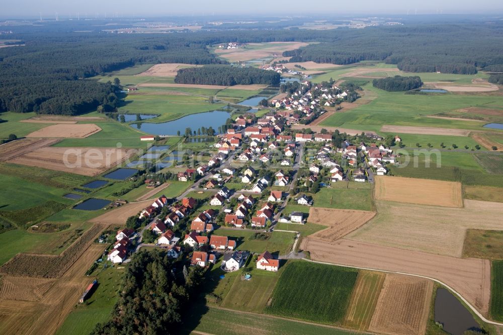 Aerial photograph Heßdorf - Village on the lake bank areas of the village in the district Untermembach in Hessdorf in the state Bavaria, Germany