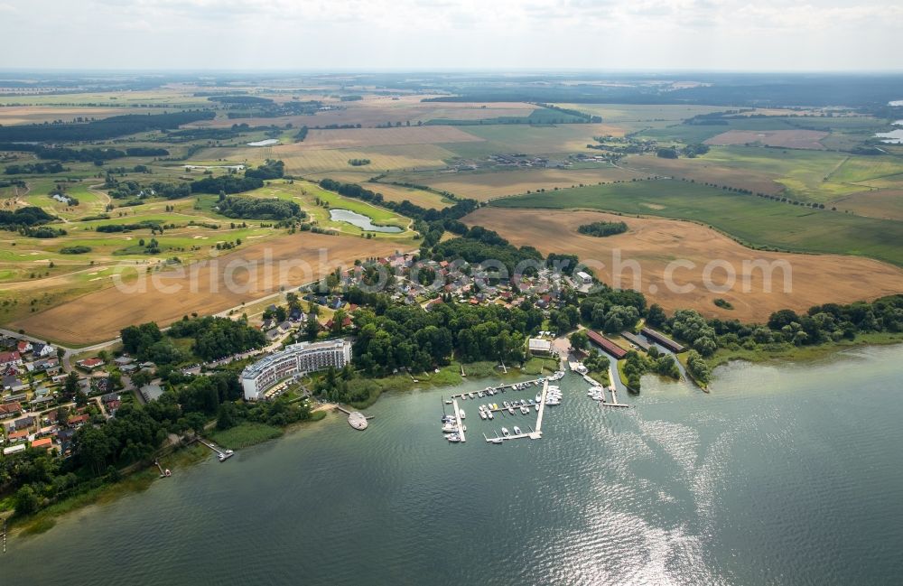 Aerial photograph Untergöhren - Village on the lake bank areas of Fleesen lake in Untergoehren in the state Mecklenburg - Western Pomerania