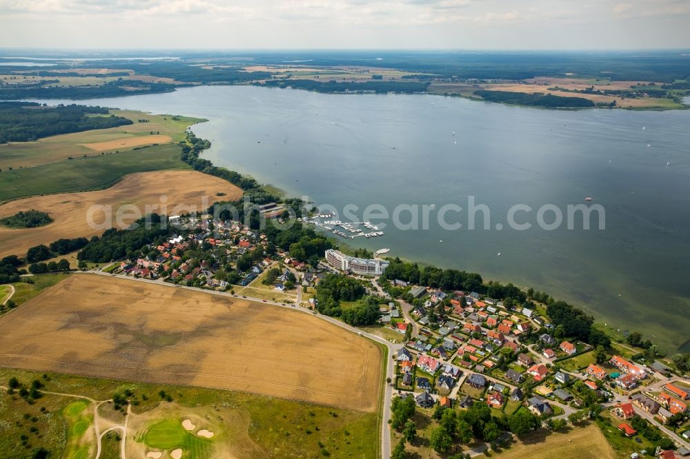 Aerial photograph Untergöhren - Village on the lake bank areas of Fleesen lake in Untergoehren in the state Mecklenburg - Western Pomerania