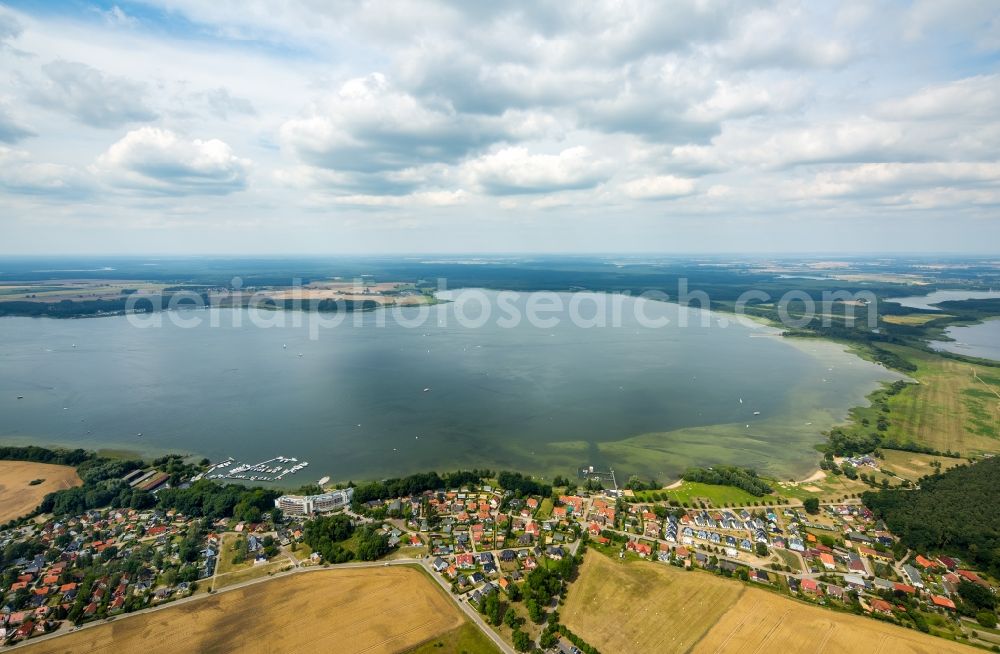 Aerial photograph Untergöhren - Village on the lake bank areas of Fleesen lake in Untergoehren in the state Mecklenburg - Western Pomerania