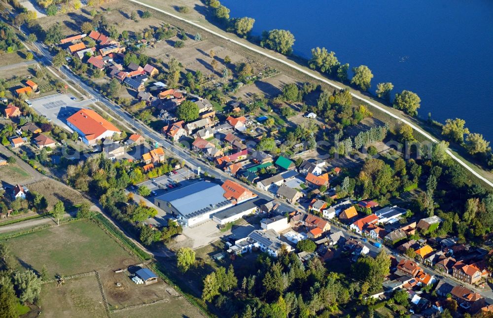 Gartow from the bird's eye view: Village on the lake bank areas Gartower See in Gartow in the state Lower Saxony, Germany