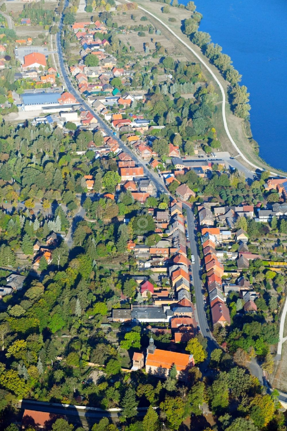 Gartow from the bird's eye view: Village on the lake bank areas Gartower See in Gartow in the state Lower Saxony, Germany