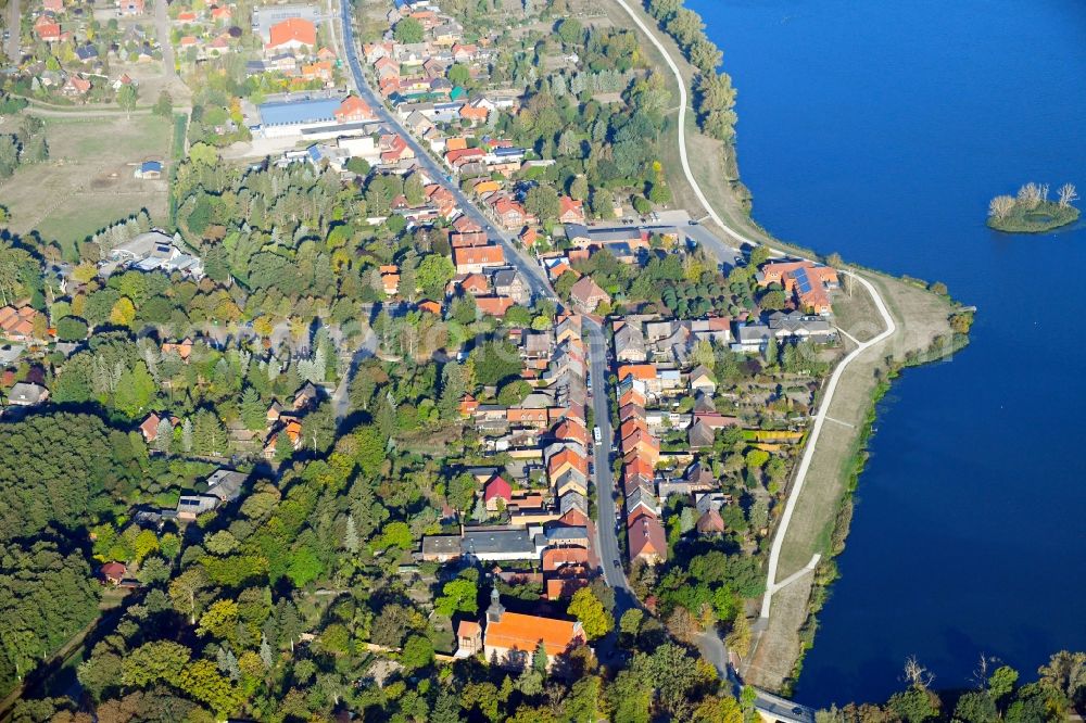 Aerial image Gartow - Village on the lake bank areas Gartower See in Gartow in the state Lower Saxony, Germany