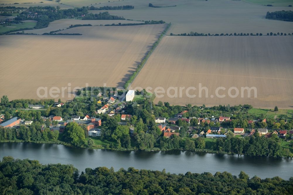 Aerial photograph Groß Behnitz - Village on the lake bank areas in Gross Behnitz in the state Brandenburg