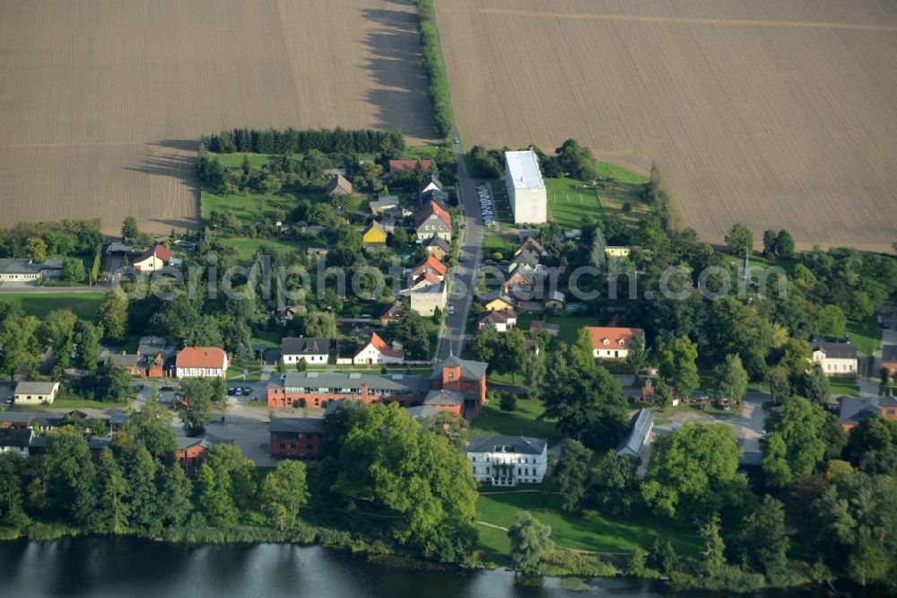 Groß Behnitz from the bird's eye view: Village on the lake bank areas in Gross Behnitz in the state Brandenburg